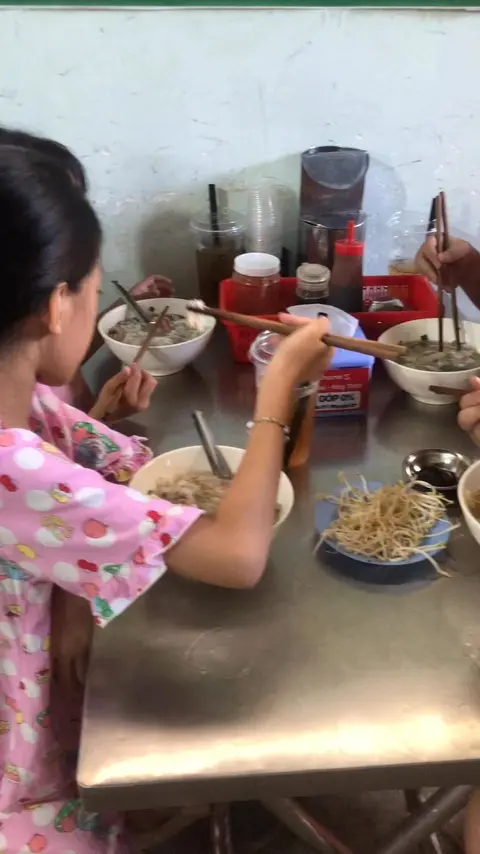 Ảnh đại diện video: Các em CLB Trẻ em đường phố được mời ăn phở tại quán Nhựt Anh