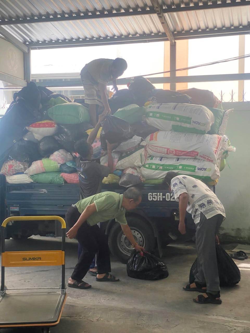 Cầu nối chia sẻ quần áo 0 đồng đến bà con (ảnh 1/3)