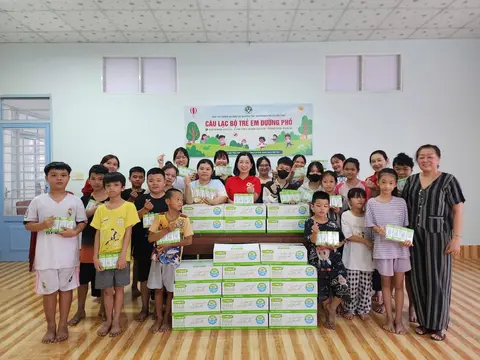 Chữ thập đỏ thành phố tặng sữa cho các em CLB Trẻ em đường phố (ảnh 1/2)