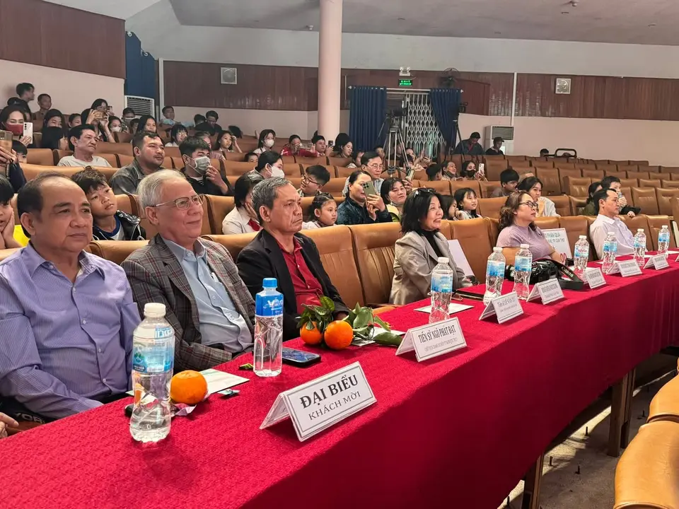 Chương trình ca nhạc “Xuân yêu thương” gây quỹ trao quà cho 500 trẻ em (ảnh 4/5)