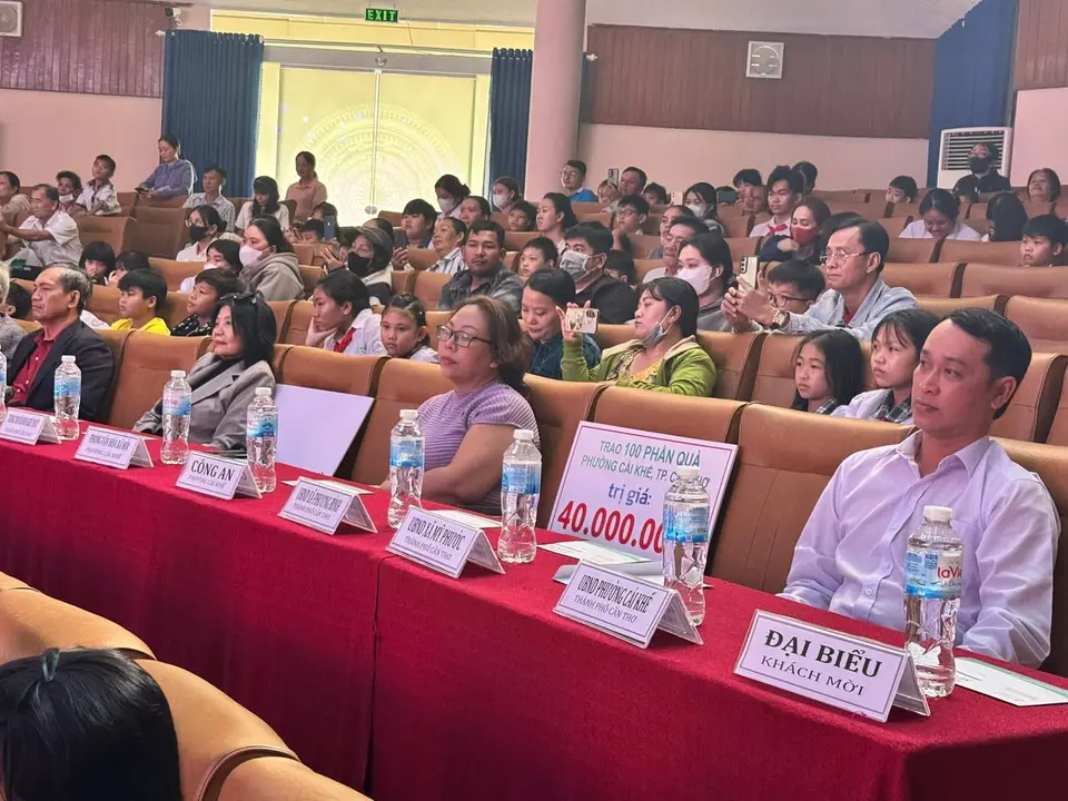 Chương trình ca nhạc “Xuân yêu thương” gây quỹ trao quà cho 500 trẻ em (ảnh 5/5)