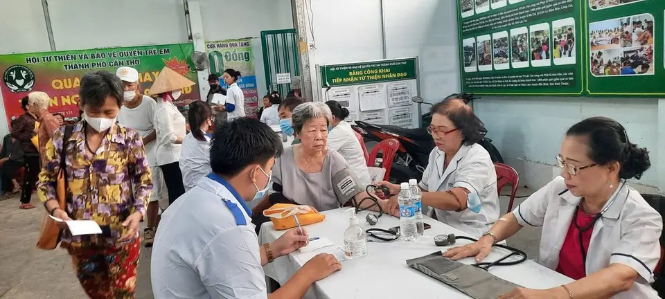 Phòng khám Nội nhân đạo khám và cấp phát thuốc miễn phí lần thứ 72 (ảnh 4/5)