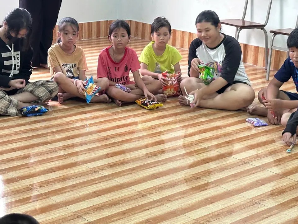 Sinh viên cùng các em CLB Trẻ em đường phố làm lồng đèn (ảnh 2/5)