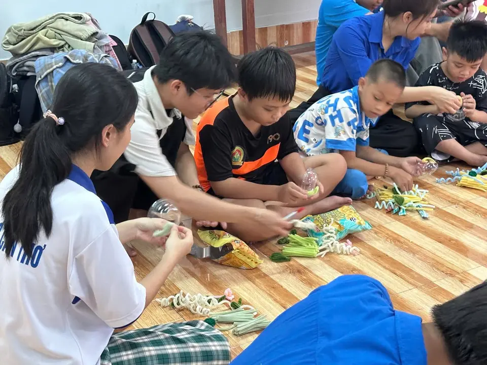Sinh viên cùng các em CLB Trẻ em đường phố làm lồng đèn (ảnh 3/5)