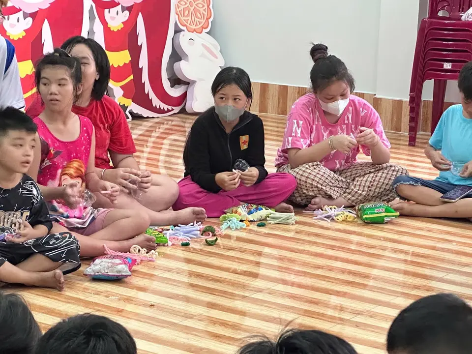 Sinh viên cùng các em CLB Trẻ em đường phố làm lồng đèn (ảnh 4/5)