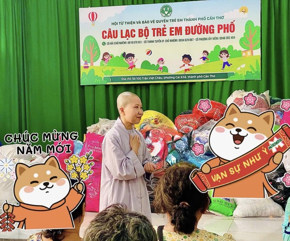 Sư cô Diệu Hạnh cùng quý Phật tử trao 100 phần quà cho ông bà và các em nhỏ (ảnh 1/5)