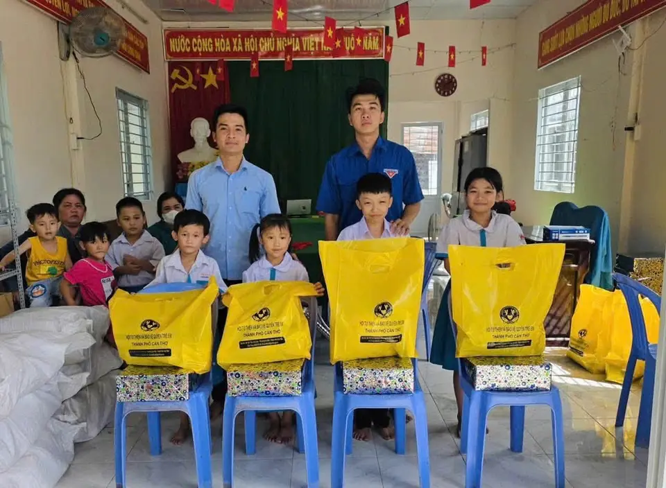 Tiếp sức cho trẻ em có hoàn cảnh khó khăn đến trường (ảnh 2/5)