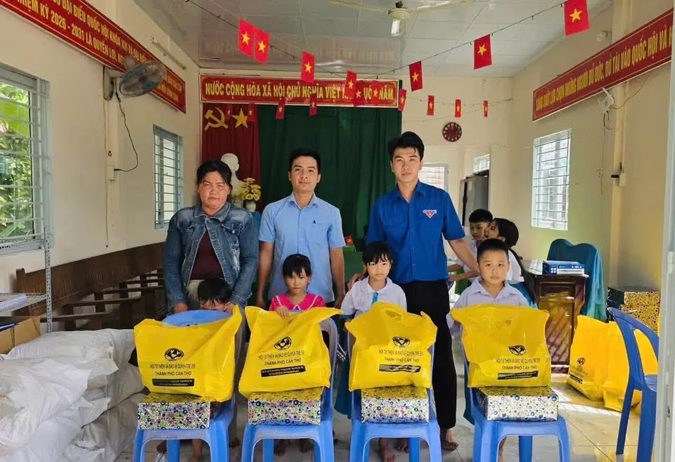 Tiếp sức cho trẻ em có hoàn cảnh khó khăn đến trường (ảnh 4/5)