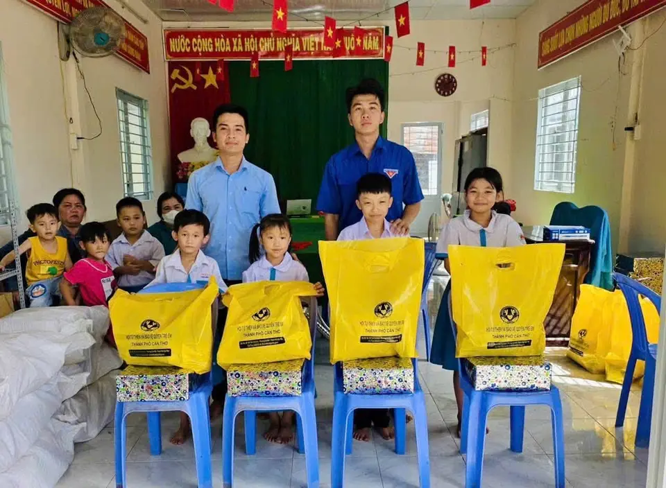 Tiếp sức cho trẻ em có hoàn cảnh khó khăn đến trường (ảnh 5/5)