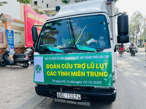 Tiếp tục chuyến xe chở hàng cứu trợ lũ lụt các tỉnh miền Trung (ảnh 1/5)