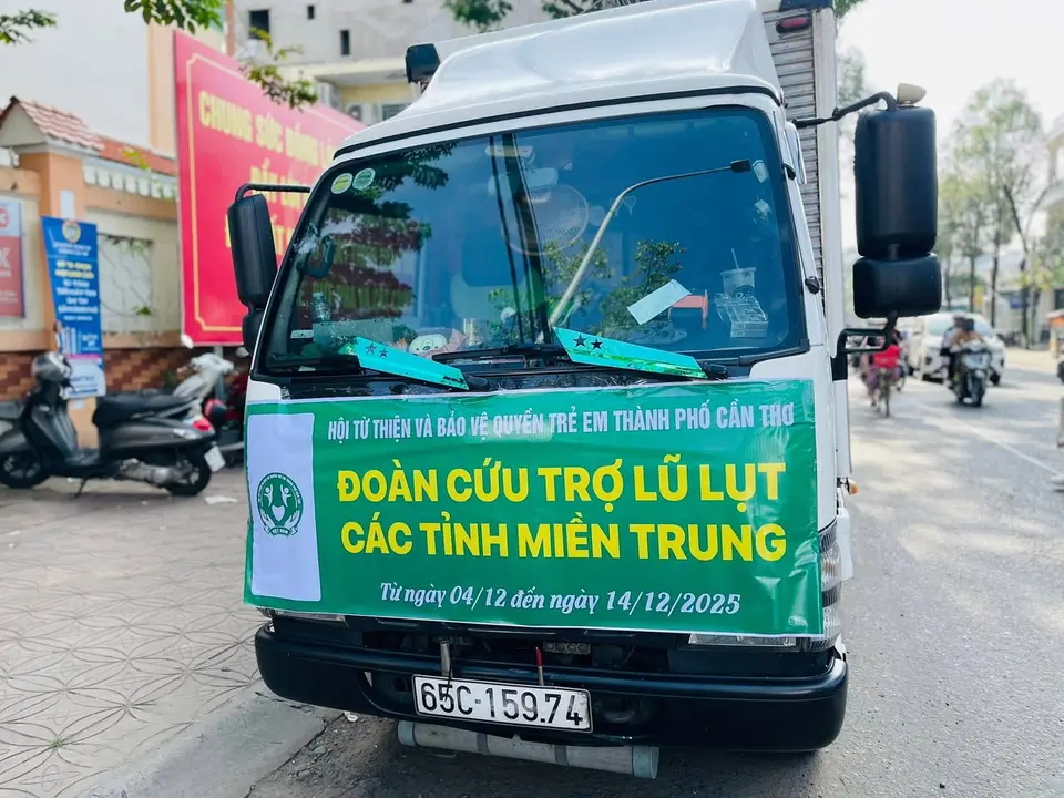 Tiếp tục chuyến xe chở hàng cứu trợ lũ lụt các tỉnh miền Trung (ảnh 1/5)