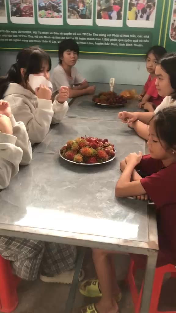 Ảnh đại diện video: Trái cây yêu thương gửi các em CLB Trẻ em đường phố