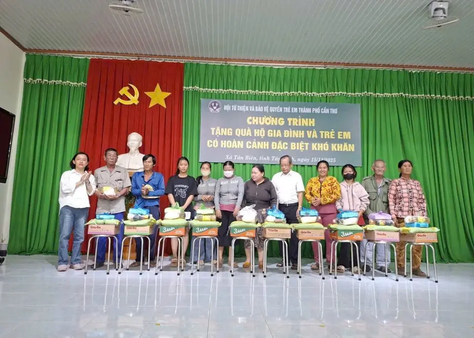 Trao 100 phần quà cho hộ gia đình và trẻ em khó khăn tại xã Tân Biên, Tây Ninh (ảnh 1/5)