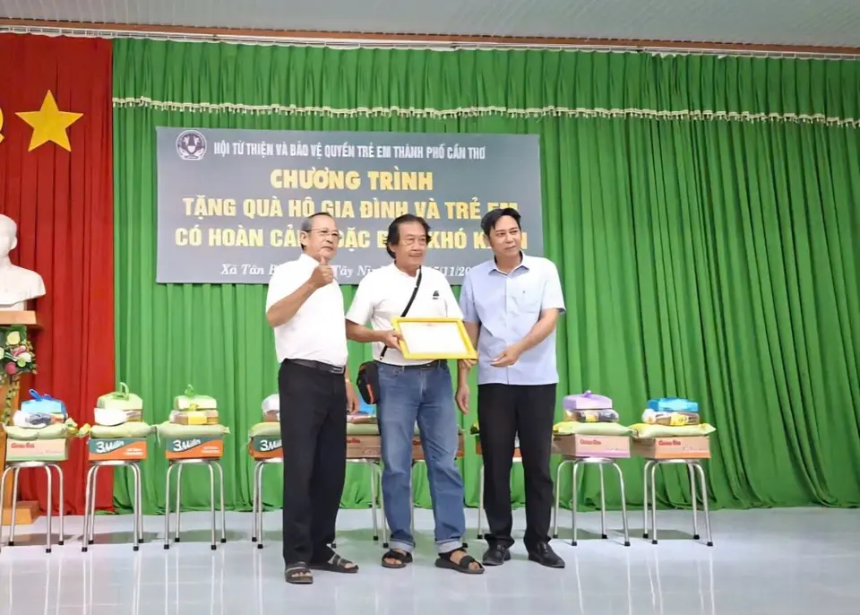 Trao 100 phần quà cho hộ gia đình và trẻ em khó khăn tại xã Tân Biên, Tây Ninh (ảnh 3/5)