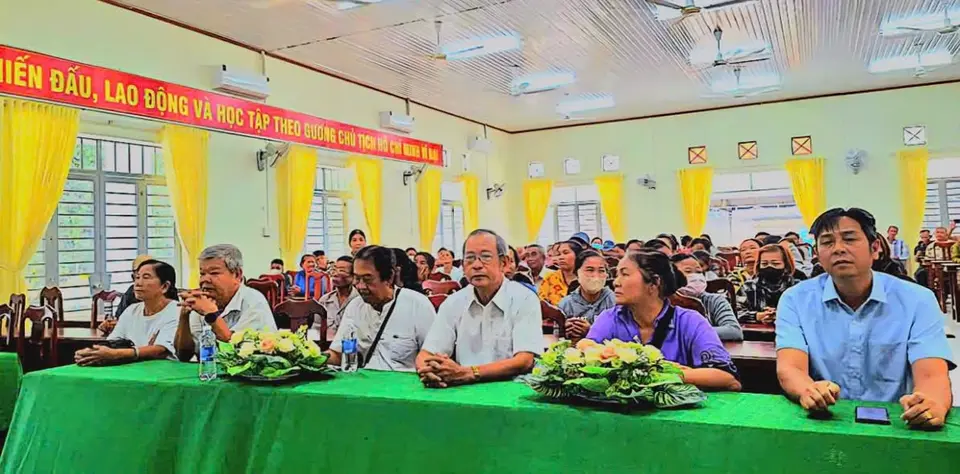 Trao 100 phần quà cho hộ gia đình và trẻ em khó khăn tại xã Tân Biên, Tây Ninh (ảnh 4/5)
