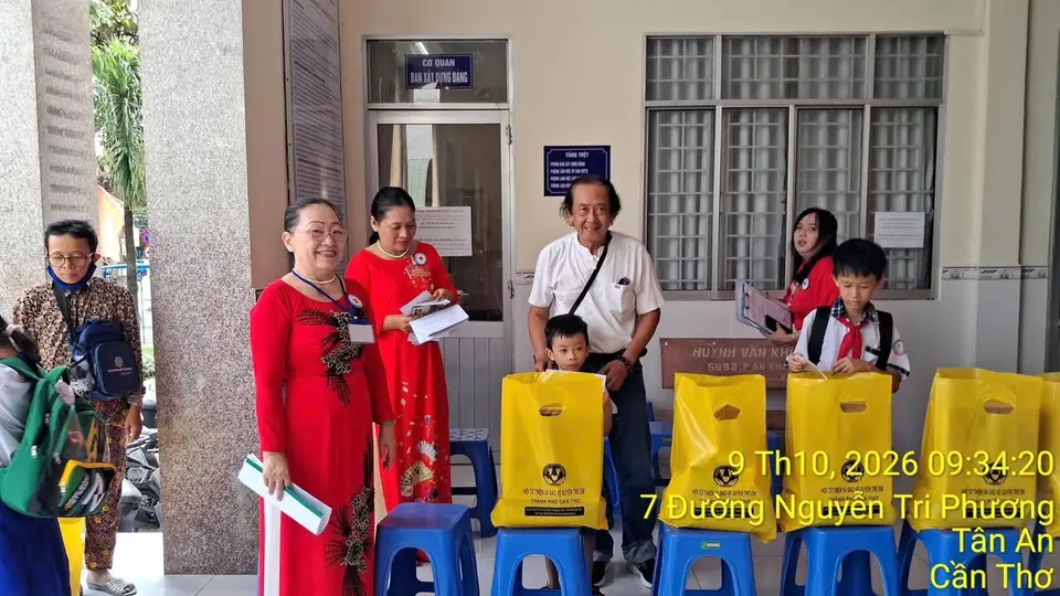 Trao 20 phần quà cho trẻ em có hoàn cảnh khó khăn tại phường Tân An (ảnh 3/5)