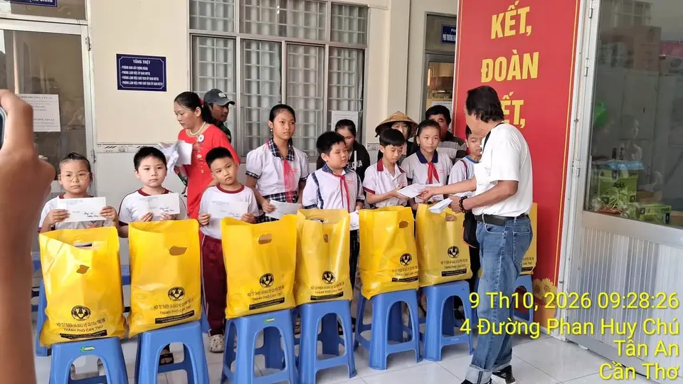 Trao 20 phần quà cho trẻ em có hoàn cảnh khó khăn tại phường Tân An (ảnh 4/5)