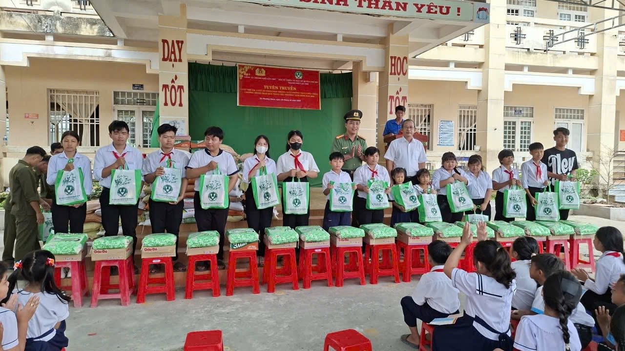 “Xuân yêu thương” đến với học sinh Trường Tiểu học Phương Bình 2 (ảnh 1/5)